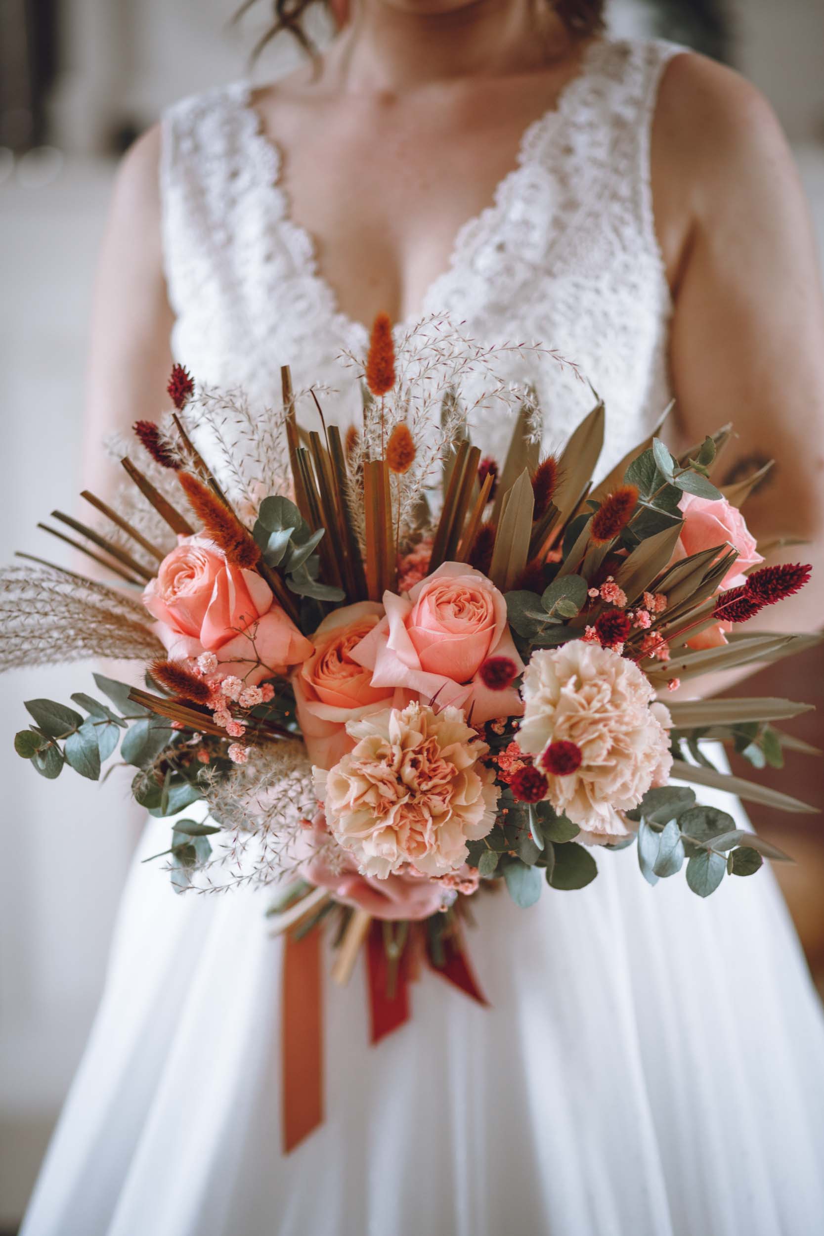 La mariée tient son bouquet de fleurs à la Roche sur yon en Vendéeée