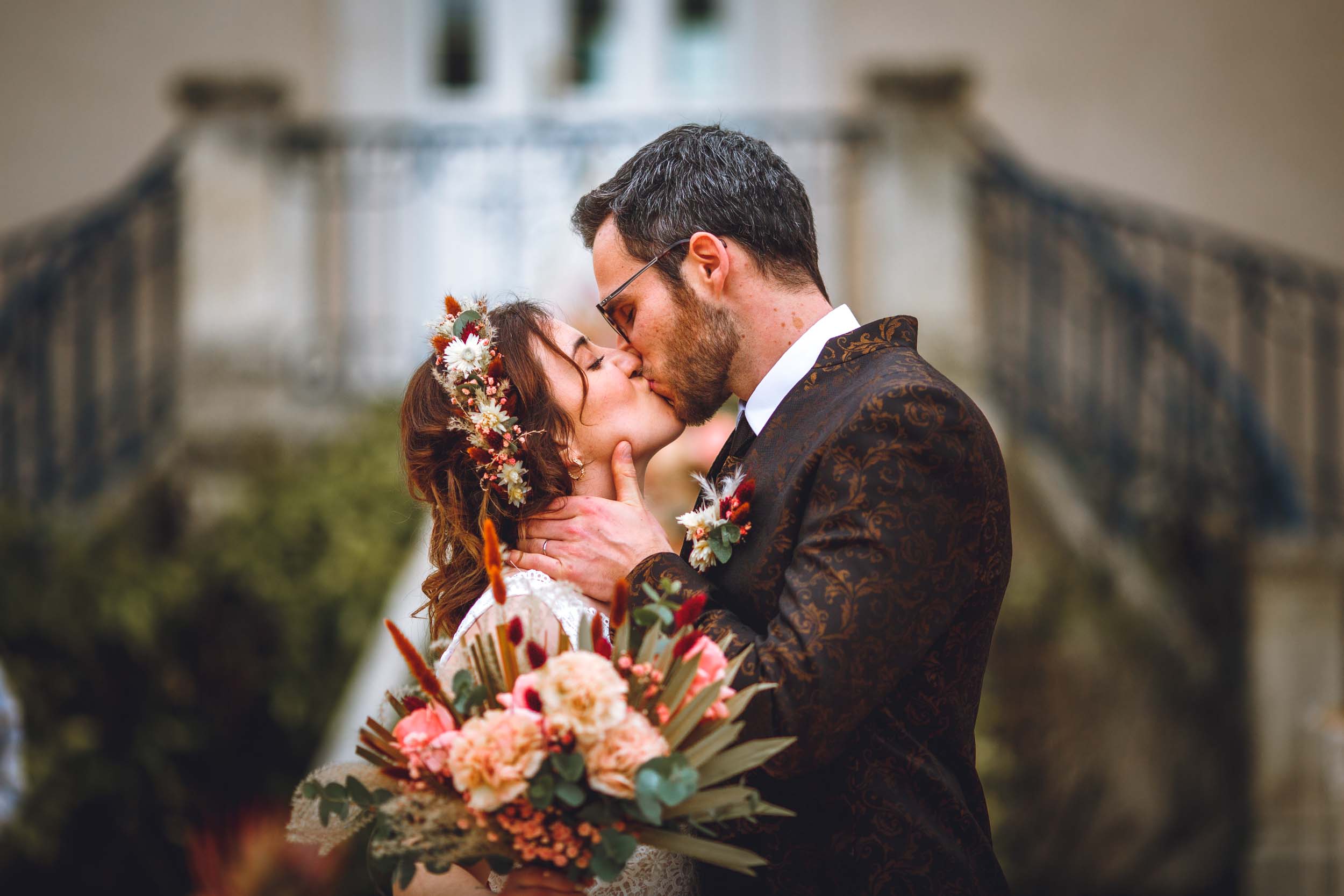 Les mariés s'embrassent pour leur mariage aux Herbiers