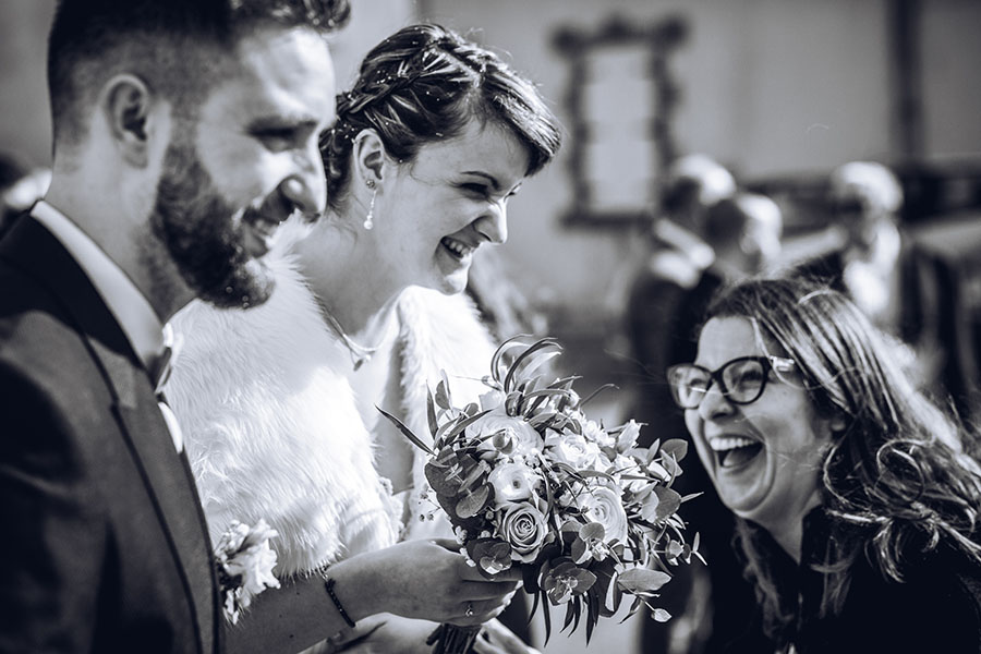 Une femme rie avec la mariés à Montaigu en Vendée