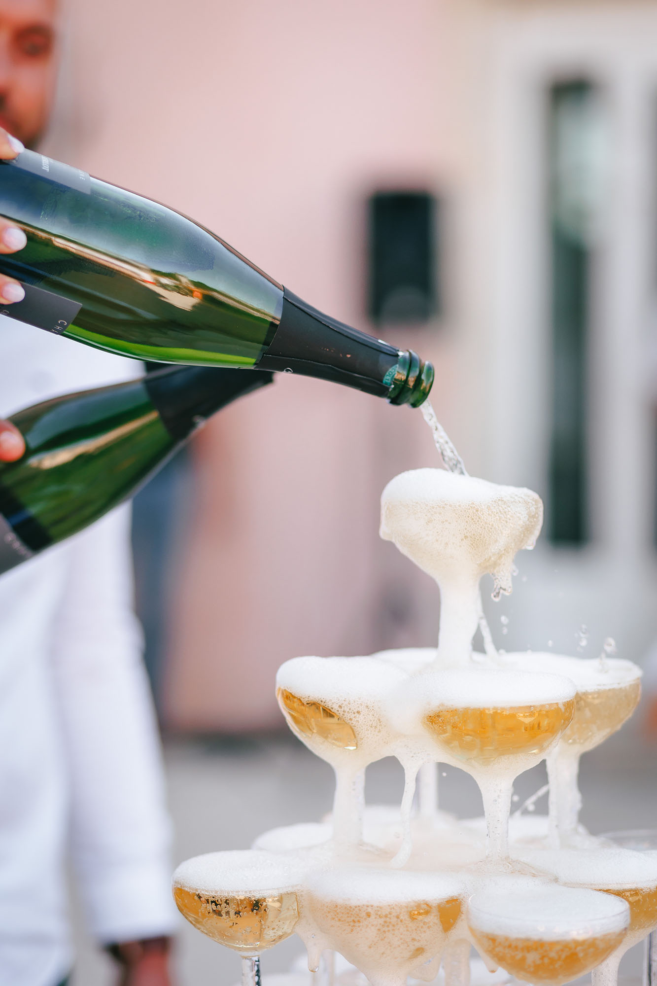 Les mariés versent le Champagne dans les coupes pour leur Mariage en Vendée