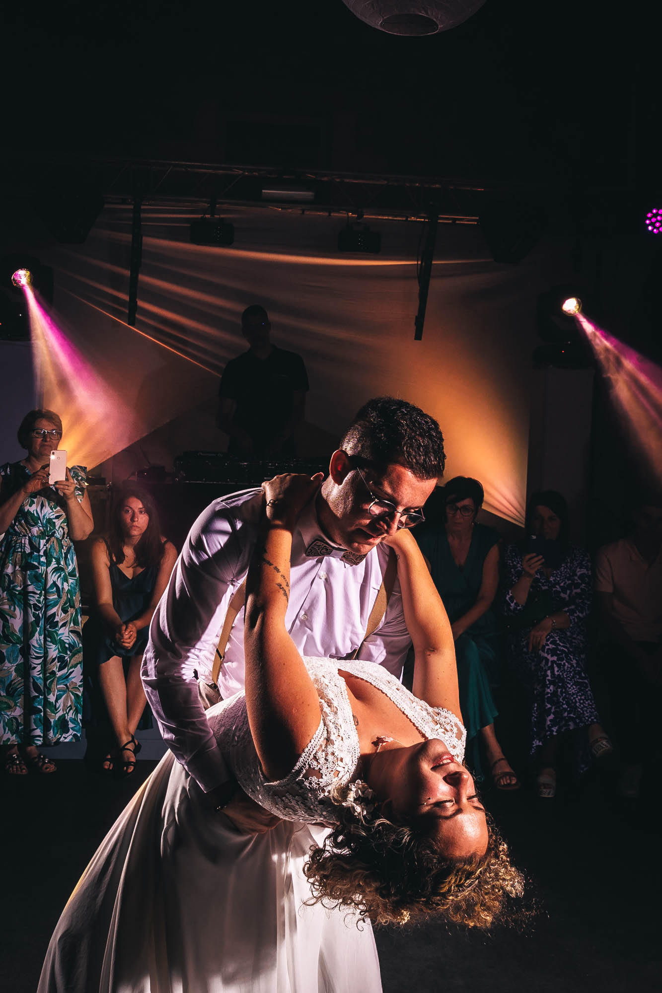 Les mariés dansent pour l'ouverture de bal de leur mariage devant leur photographe en Vendée