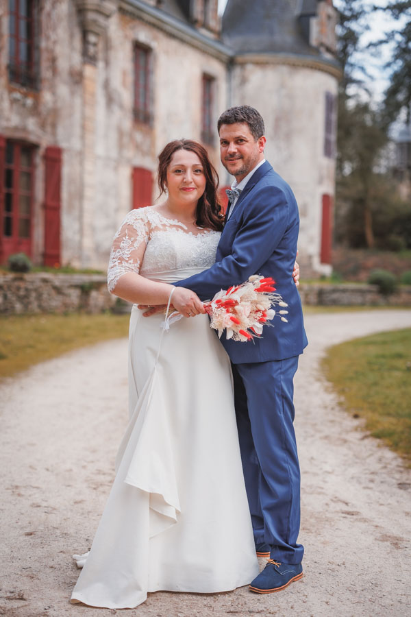 Les mariées se tiennent proches pour leur photographe de mariage à la Roche sur Yon Vendée