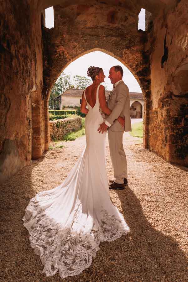 Un couple de marié se retourne pour les photos de son photographe de mariage en Vendée