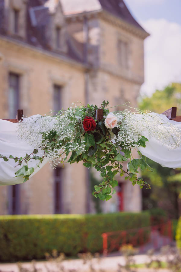 Un couple de marié se retourne pour les photos de son photographe de mariage en Vendée