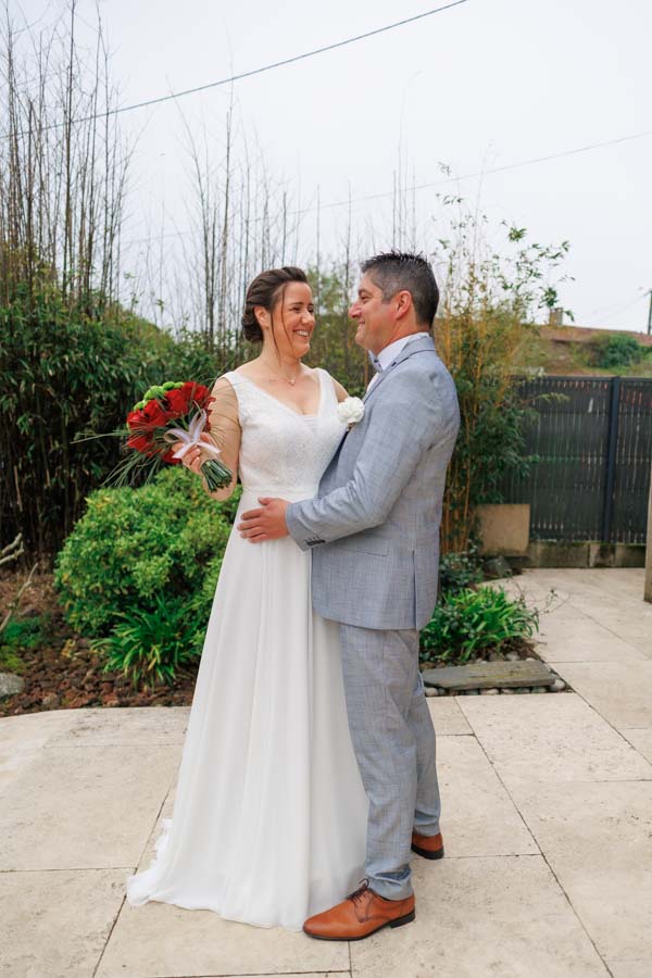 Un couple de mariés se regardent pour leur photographe de mariage en Vendée