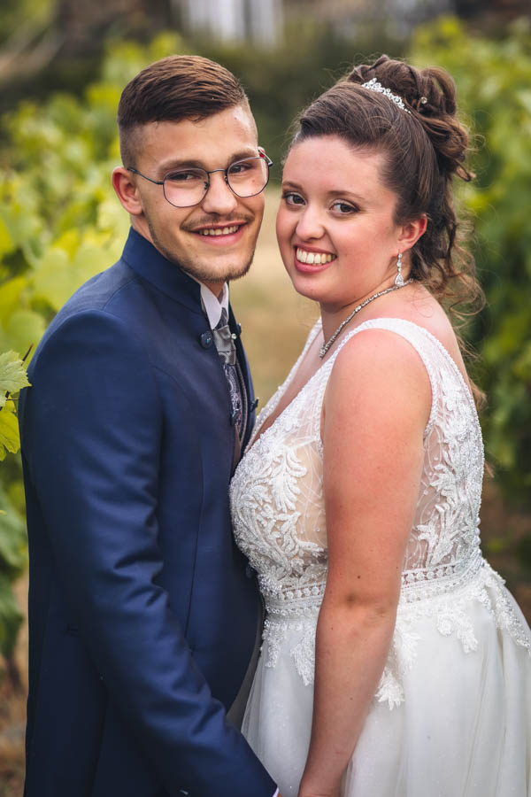 Un couple de marié pose pour les photos de leur photographe de mariage à Nantes
