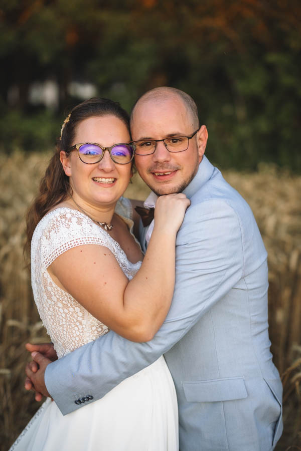 Un couple de mariés pose pour son photographe de mariage en Vendée