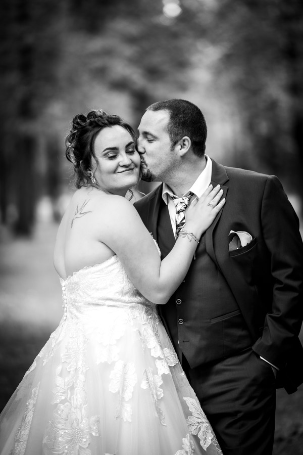 Le marié embrasse la mariée pour les photos de leur photographe de mariage en Vendée