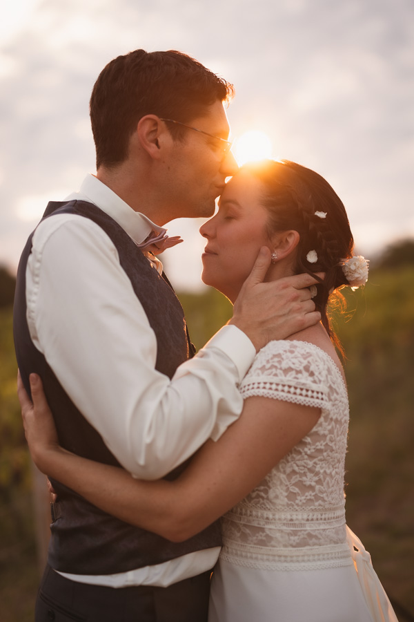 Les mariés s'embrassent pour les photos de leur photographe de mariage en Vendée