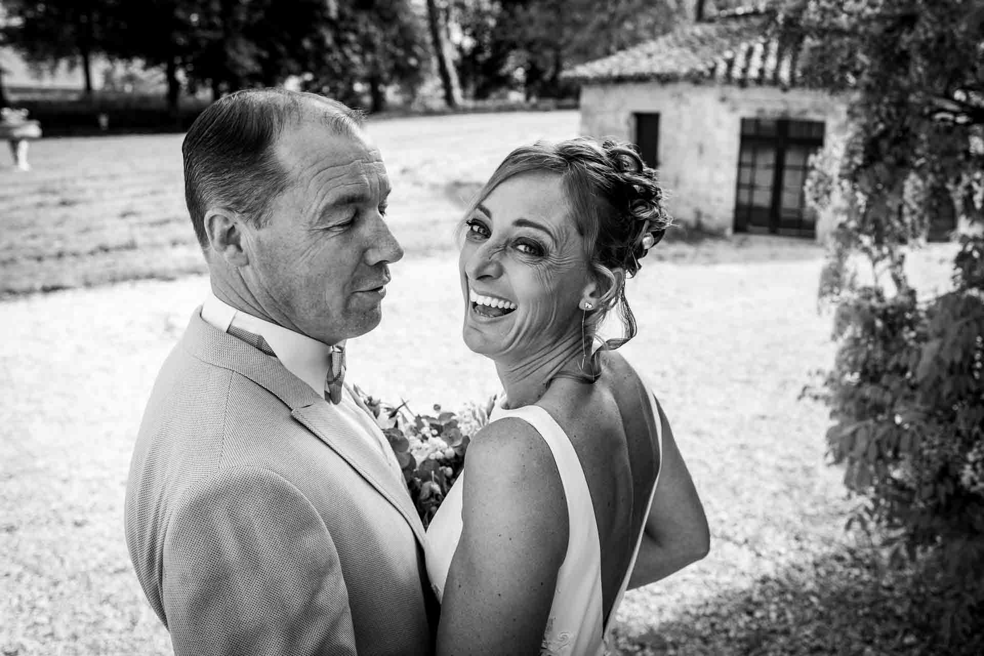 Photo d'un Photographe Mariage qui montre un couple de mariés qui rient lors de leur mariage en Vendée