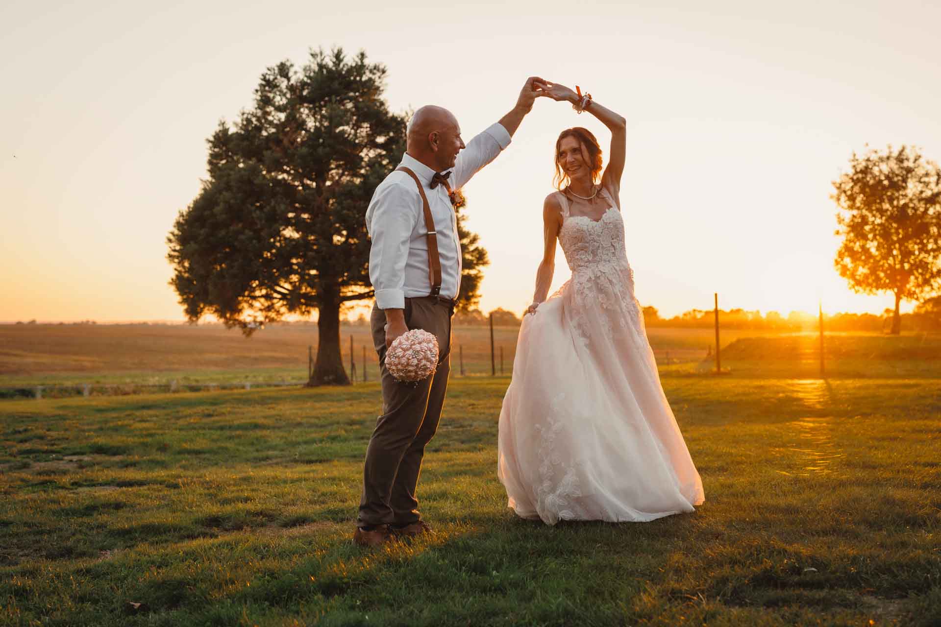 Le marié fait danser la mariée pour les photos de leurs photographe de mariage en Vendée