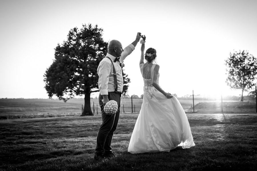 Photographie d'un Photographe Mariage montrant le marié qui fait danser la mariée en Vendée
