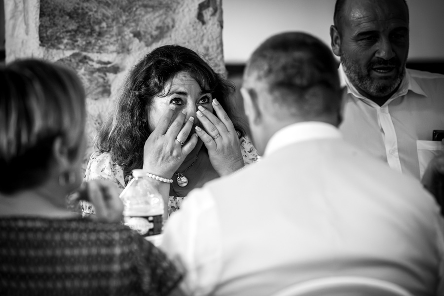 Photographie d'un photographe de mariage montrant une femme qui essuie ses larmes