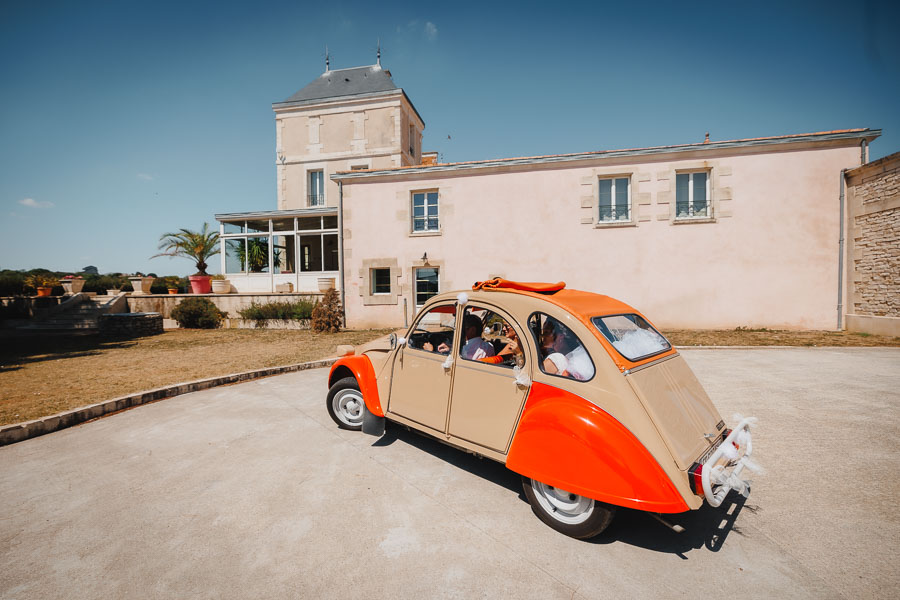 La voiture des mariés est garée devant le lieu de réception lors d'un mariage au château de la Sébrandière en Vendée