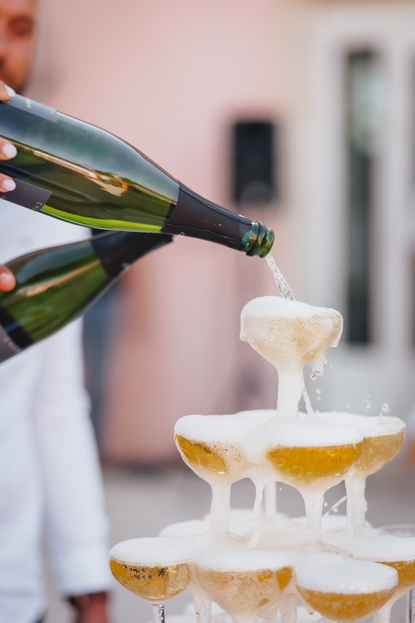 Le marié verse le Champagne dans les coupes lors d'un mariage au château de la Sébrandière en Vendée