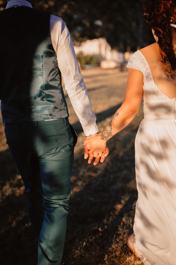 Les mariés se tiennent la main lors d'un mariage au château de la Sébrandière en Vendée