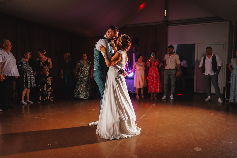 Les mariés dansent lors d'un mariage au château de la Sébrandière en Vendée