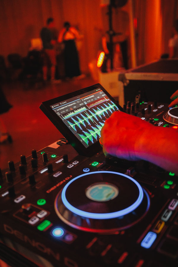 Le DJ règle ses platines lors d'un mariage au château de la Sébrandière en Vendée