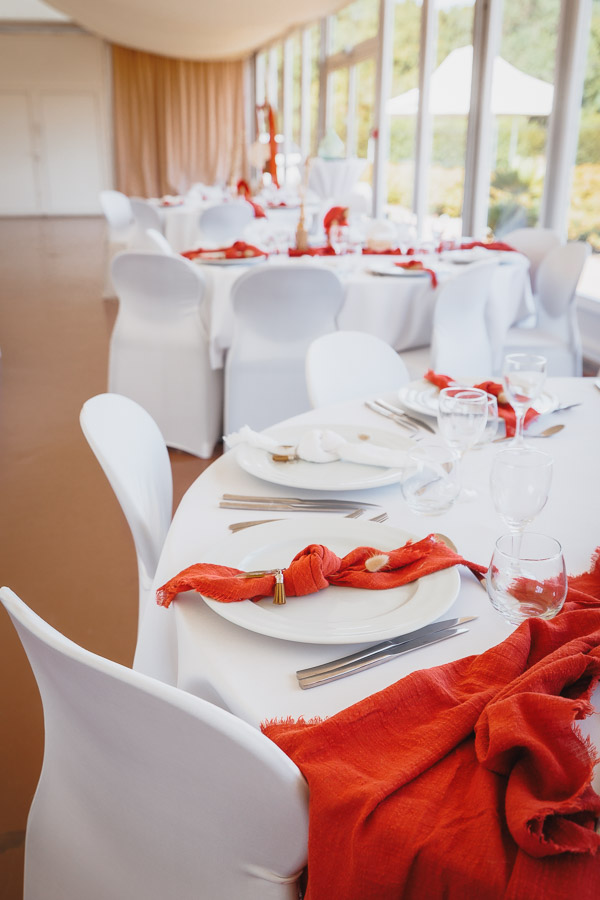 La table des mariés est dressée lors d'un mariage au château de la Sébrandière en Vendée