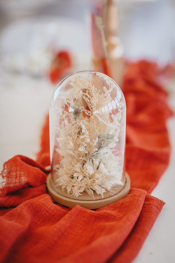 La décoration de table est dressée lors d'un mariage au château de la Sébrandière en Vendée