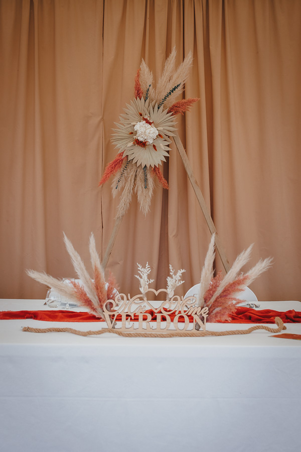 La décoration de table est dressée lors d'un mariage au château de la Sébrandière en Vendée