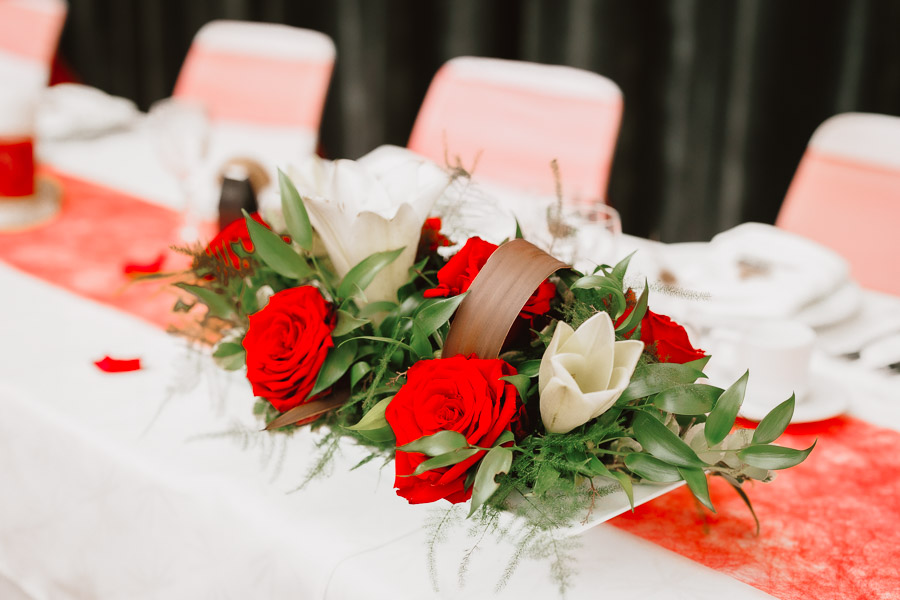 Organiser un faire part et des alliances avec des fleurs séchées pour un mariage