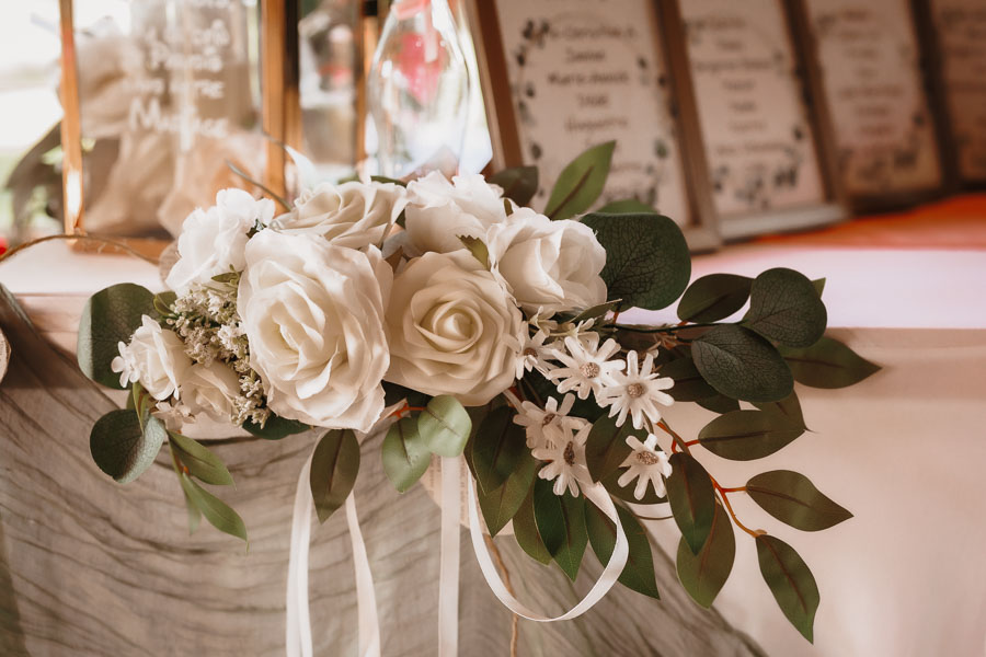 La table est dressée selon l'organisation du mariage