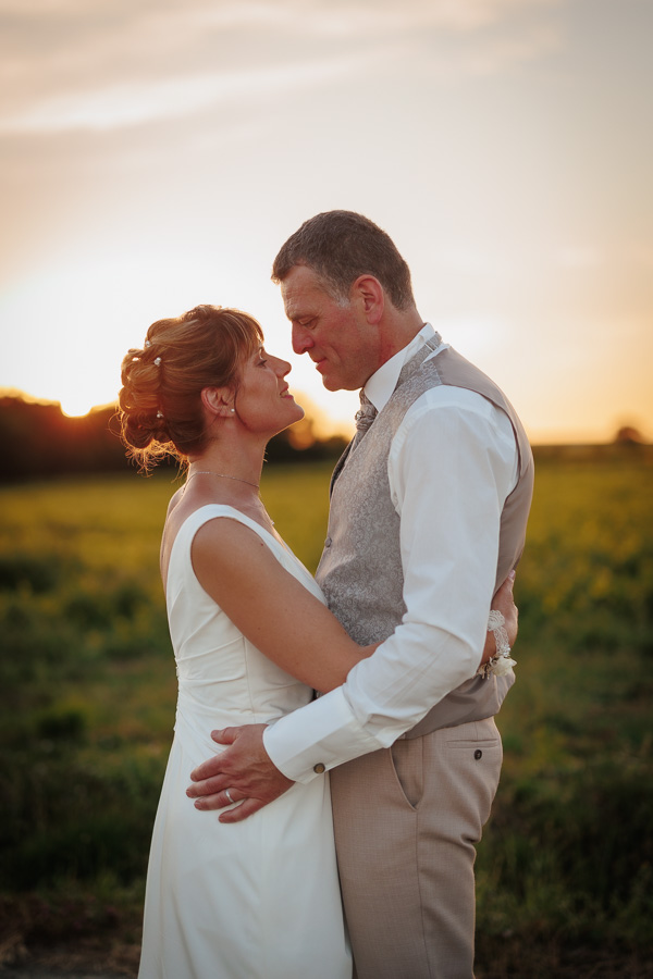 Photographie d'un photographe de mariage montrant des mariés qui se tiennent dans les bras lors d'un mariage en Vendée