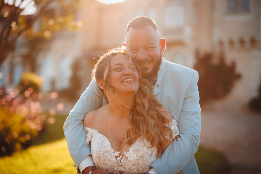 Photographie d'un photographe de mariage montrant un couple de mariés qui sourient lors d'un mariage