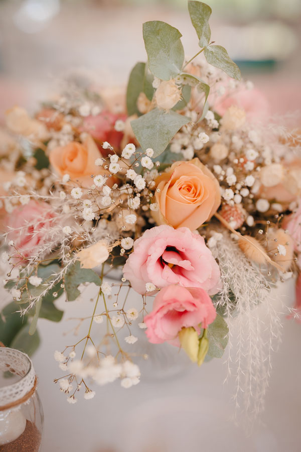 Photographie d'un photographe de mariage montrant la décoration de table lors d'un mariage en Vendée