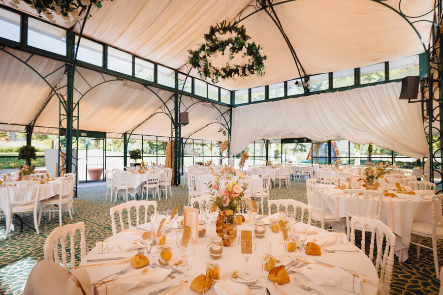 Le DJ fait danser les invités lors d'un mariage au château de la Sébrandière en Vendée