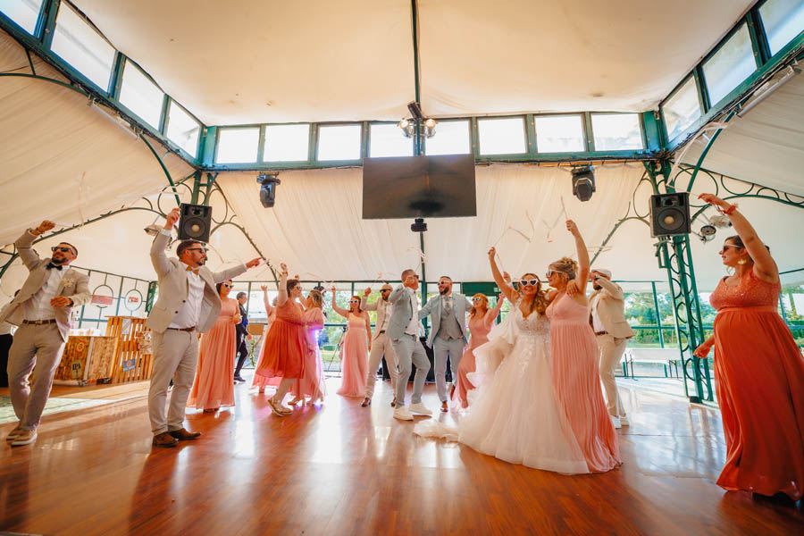 Les mariés dansent lors d'un mariage au château de la Sébrandière en Vendée