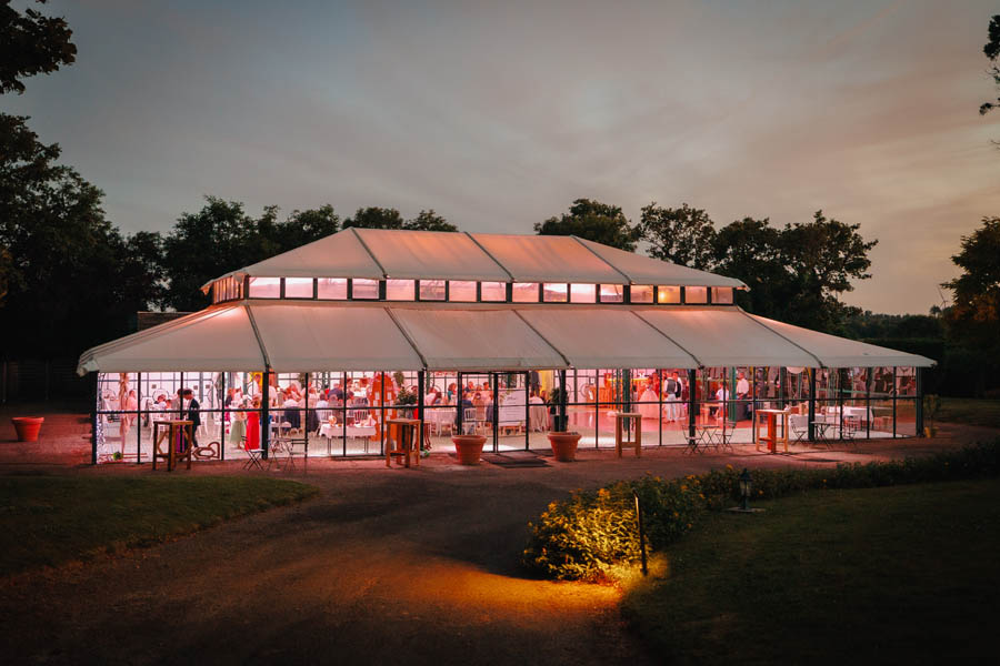 Le DJ fait danser les invités lors d'un mariage au château de la Sébrandière en Vendée