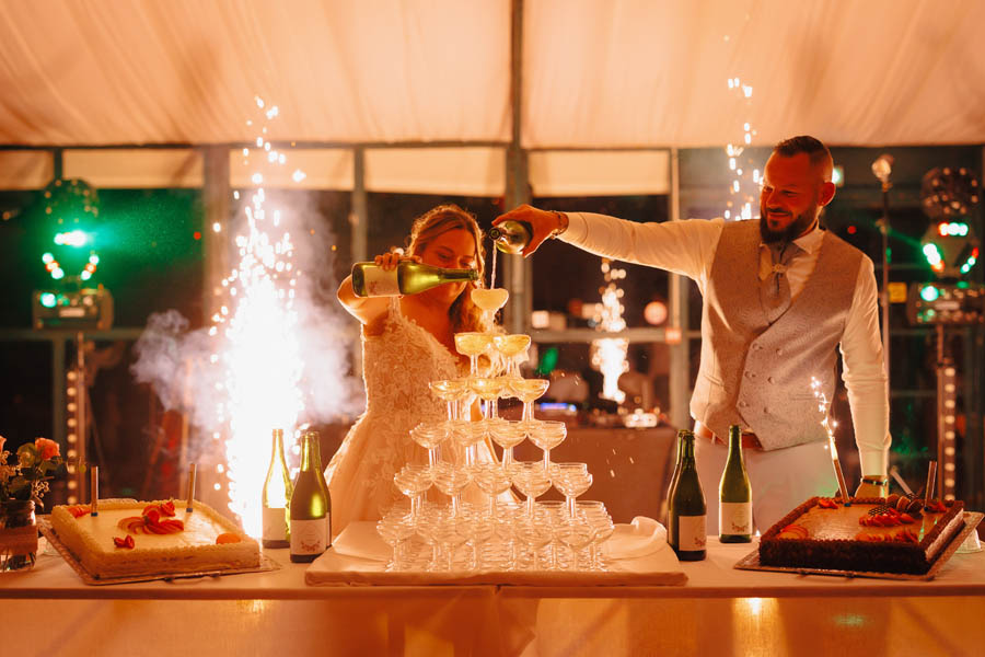 Le DJ fait danser les invités lors d'un mariage au château de la Sébrandière en Vendée