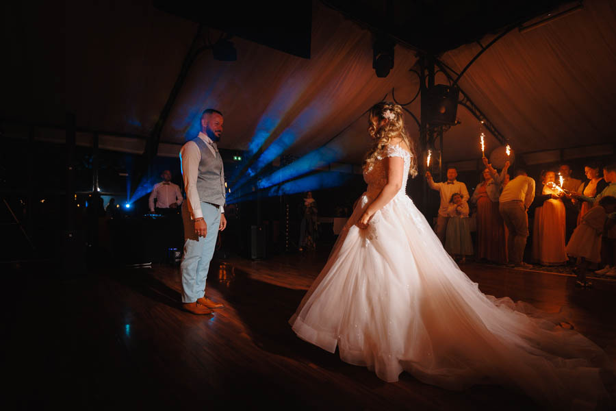 Le DJ fait danser les invités lors d'un mariage au château de la Sébrandière en Vendée