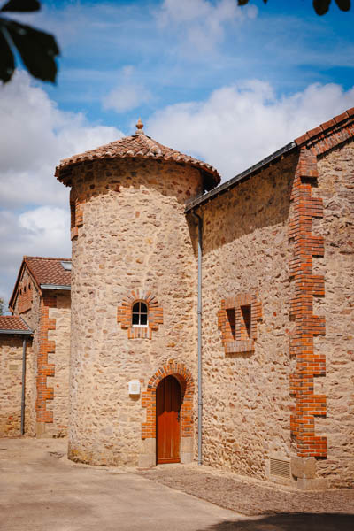 La décoration de table est dressée lors d'un mariage au château de la Sébrandière en Vendée