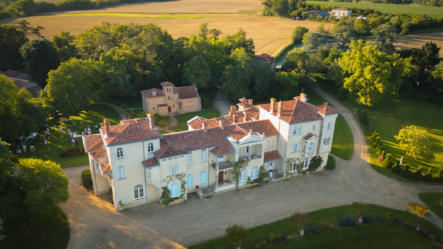 Les alliances sont posées sur la papèterie lors d'un mariage au château de la Sébrandière en Vendée