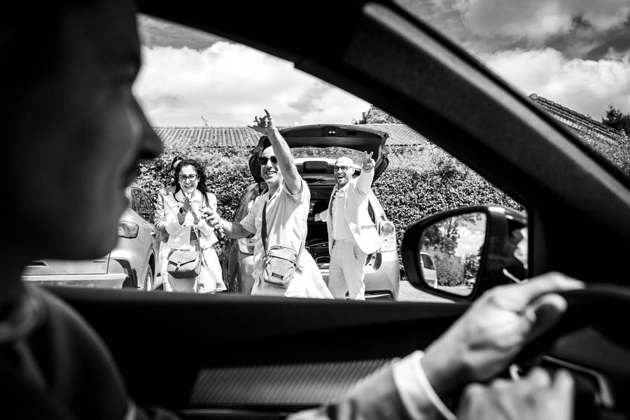 La voiture des mariés est garée devant le lieu de réception lors d'un mariage au château de la Sébrandière en Vendée