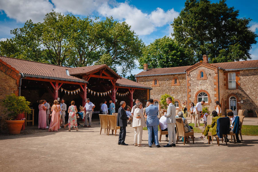 Les mariés s'embrassent dans une voiture lors d'un mariage au château de la Sébrandière en Vendée