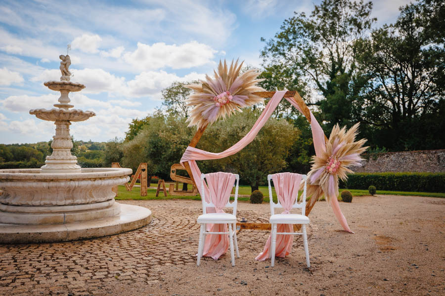 La mariée enlace une invitée lors d'un mariage au château de la Sébrandière en Vendée