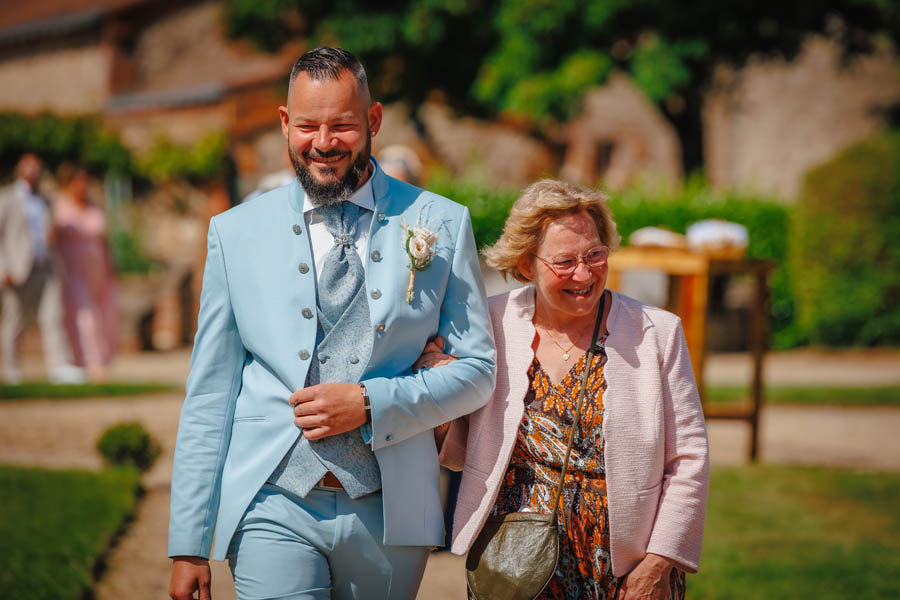 Les mariés se tiennent la main lors d'un mariage au château de la Sébrandière en Vendée