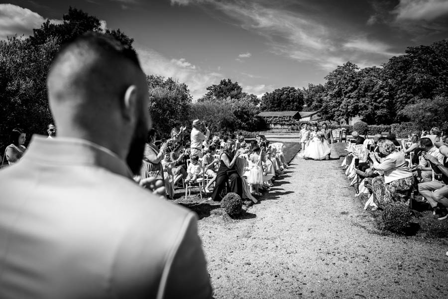 Les mariés se tiennent la main lors d'un mariage au château de la Sébrandière en Vendée