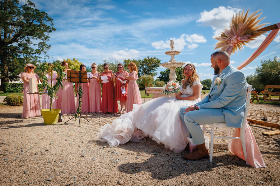 Les mariés se tiennent la main lors d'un mariage au château de la Sébrandière en Vendée