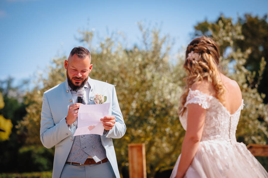 Les mariés se tiennent la main lors d'un mariage au château de la Sébrandière en Vendée