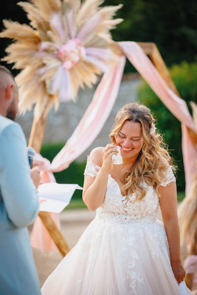 Les mariés se tiennent la main lors d'un mariage au château de la Sébrandière en Vendée