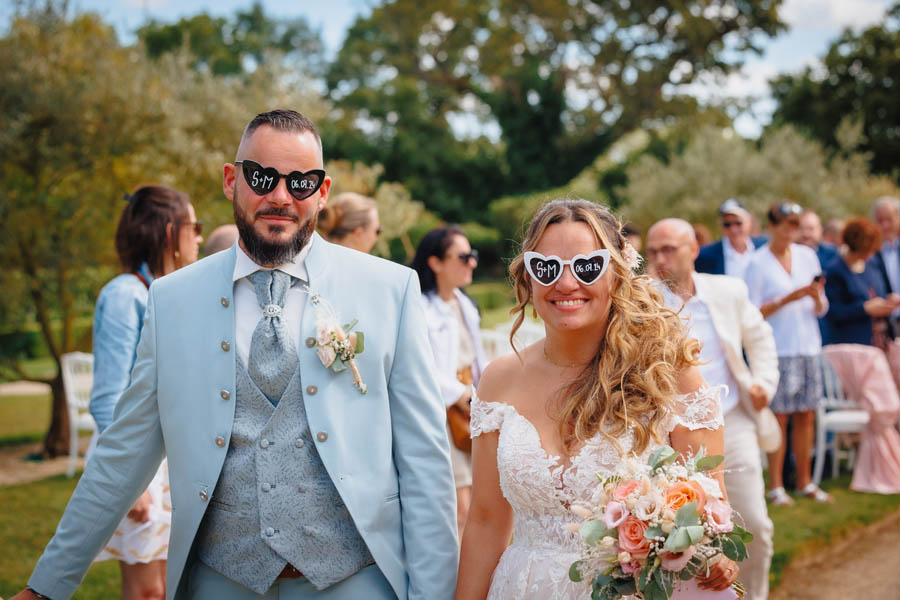 Les mariés se tiennent la main lors d'un mariage au château de la Sébrandière en Vendée