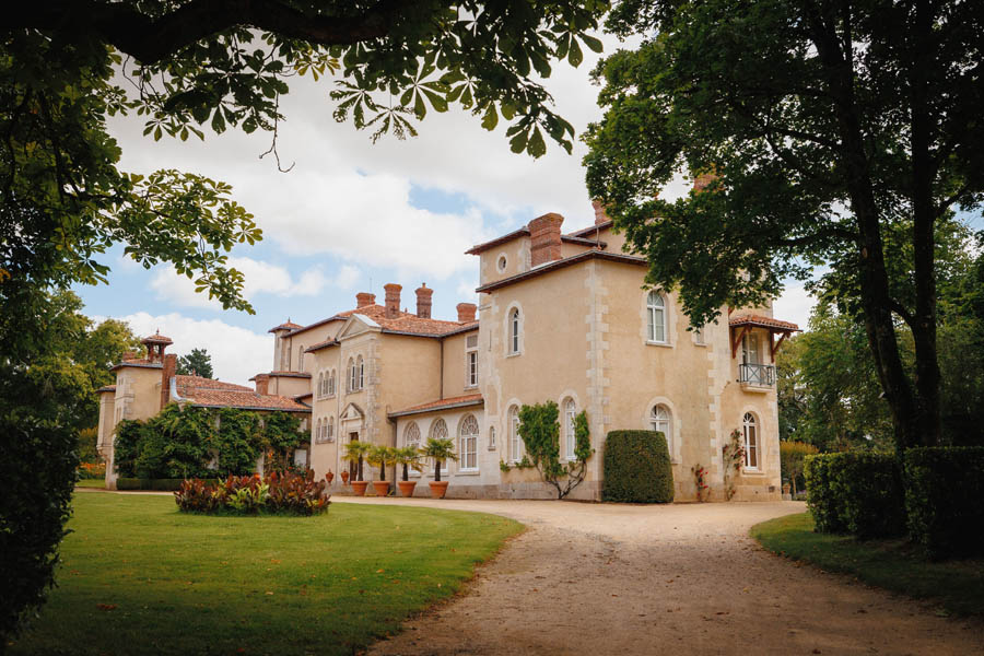 Les mariés dansent lors d'un mariage au château de la Sébrandière en Vendée