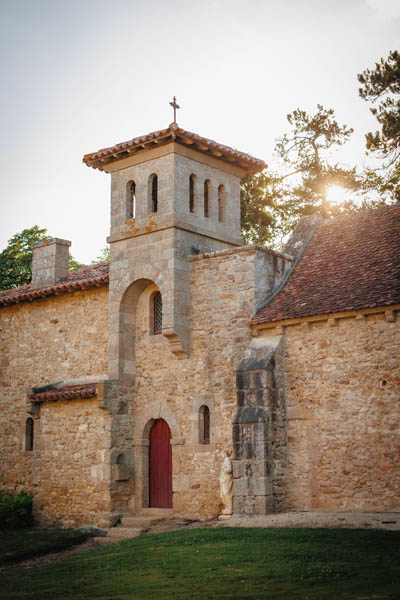 La mariés sortent par la porte du domaine lors d'un mariage au château de la Sébrandière en Vendée