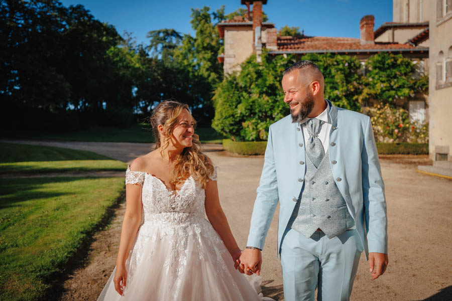 Les mariés se tiennent la main lors d'un mariage au château de la Sébrandière en Vendée