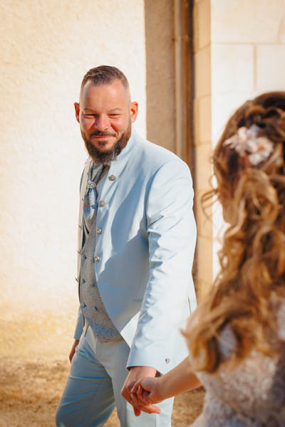 Les mariés se tiennent la main lors d'un mariage au château de la Sébrandière en Vendée